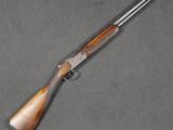 un fusil avec une poignée et un canon en bois