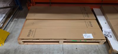 de nombreux cartons posés à même le sol dans l'entrepôt