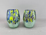 une paire de vases bleus et jaunes posés sur une table