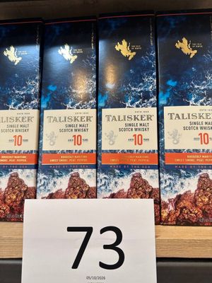 beaucoup de tablettes de chocolat sur les rayons du magasin