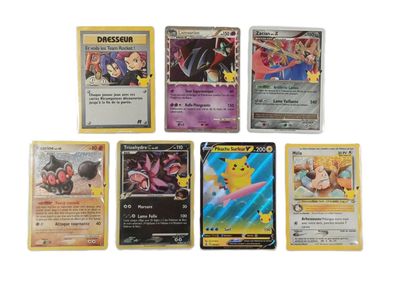 plusieurs cartes de pokémon sont alignées sur une surface blanche