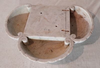 un bol blanc contenant une substance brune, posé sur une table