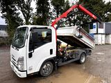 un camion blanc équipé d'une grue rouge à l'arrière