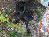 une image représentant un abreuvoir pour oiseaux et un abreuvoir pour oiseaux dans un jardin