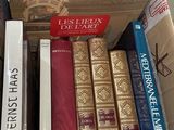 une boîte pleine de livres posée sur une table