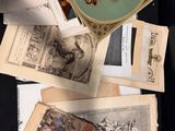 beaucoup de vieux livres posés sur une table sur laquelle est dessinée une croix