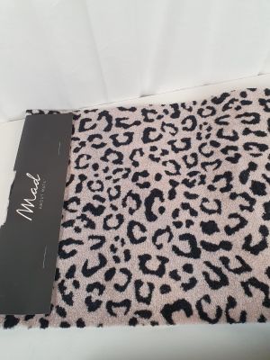 un gros plan sur une couverture à motif léopard dans une boîte blanche