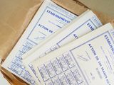 une boîte contenant une pile de papiers