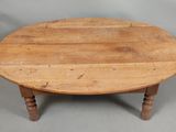 une vieille table en bois posée sur un sol gris