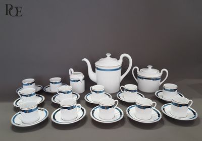beaucoup de tasses et soucoupes à thé et à café blanches et bleues