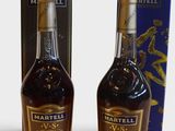 deux bouteilles de whisky posées l'une à côté de l'autre sur une table