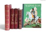 trois livres posés l'un à côté de l'autre sur une table