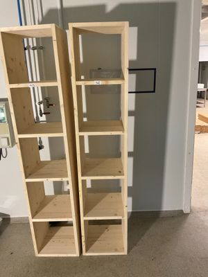 deux bibliothèques dans un coin d'une pièce en cours de construction