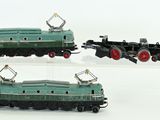 trois types différents de petits trains sur une surface blanche