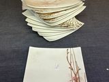 une pile de papiers posée sur une table à côté d'une autre pile de papiers