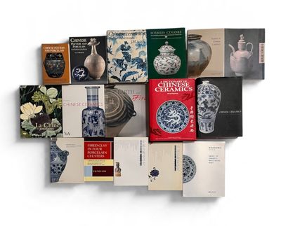 un grand nombre de livres empilés les uns sur les autres