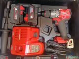 deux outils qui se trouvent dans une boîte posée sur la table