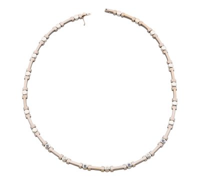 gros plan d'un collier sur fond blanc