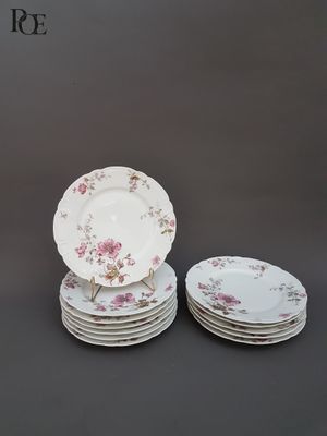 beaucoup d'assiettes empilées les unes sur les autres