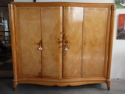 Grande armoire en bois de placage. Dans le goût de LELEU, ve…