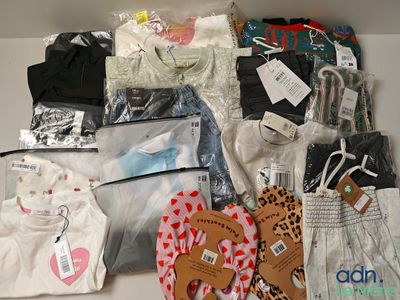 un tas de vêtements posés sur une table