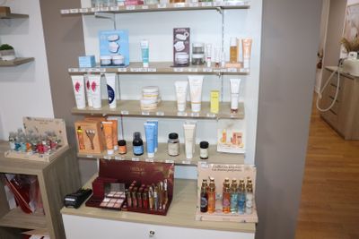 Un stock de produits de beautés - Photo 1