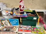 un tas de jouets posés sur une table, surmonté d'une figurine du Père Noël