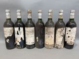 six bouteilles de vin sont alignées dans une rangée