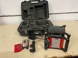 une petite mallette contenant une télécommande et d'autres objets, posée sur une table