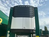 un camion qui est garé sur un terrain avec d'autres camions