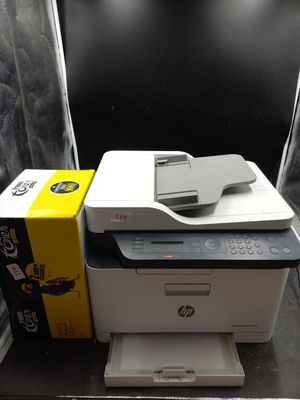 une imprimante posée sur un bureau, à côté d'une boîte