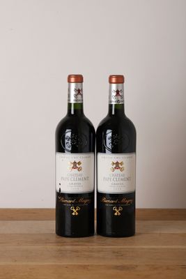 deux bouteilles de vin posées l'une à côté de l'autre sur une table en bois
