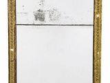 un miroir ancien dans un cadre doré, avec un fond blanc