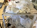 un panier rempli de vêtements posé sur le plan de travail de la cuisine