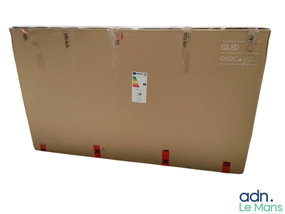 un grand carton sur lequel est collé un autocollant