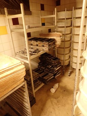 une pièce avec de nombreuses étagères remplies de provisions