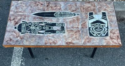 une table sur laquelle est posé un objet d'art