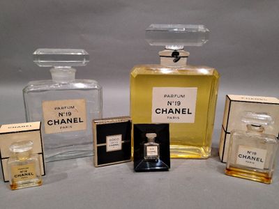 trois flacons de parfum posés l'un à côté de l'autre sur une table