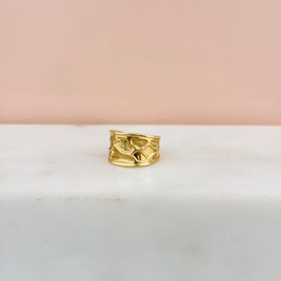 une bague en or posée sur un bloc de marbre