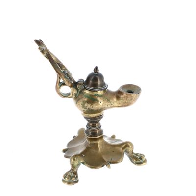 figurine en laiton représentant un oiseau tenant un fusil, posée sur un socle