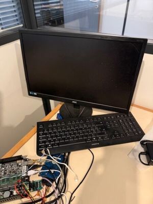 un écran d'ordinateur et un clavier posés sur un bureau dans un bureau