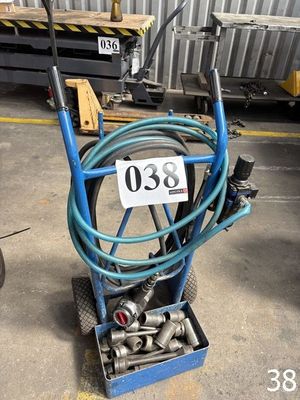 une photo d'un tuyau bleu posé sur un chariot dans un entrepôt