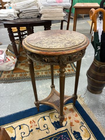 Guéridon rond de style Louis XVI surmonté d'un plateau en marbre 