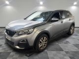 la voiture argentée est garée sur le sol en damier d'un garage