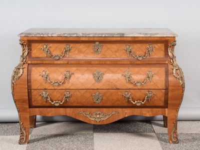 Commode tombeau en bois de placage à décor en marqueterie de…