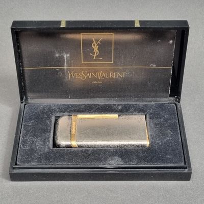 une boîte contenant un briquet, posée sur une table