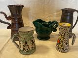 trois types de vases différents posés sur une table