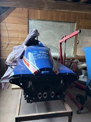 une photo d'un bateau en cours de réparation dans un garage