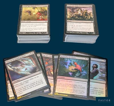 Quatre jeux de cartes « Magic : The Gathering » sont représentés sur un fond bleu.