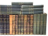 un grand nombre de vieux livres empilés les uns sur les autres